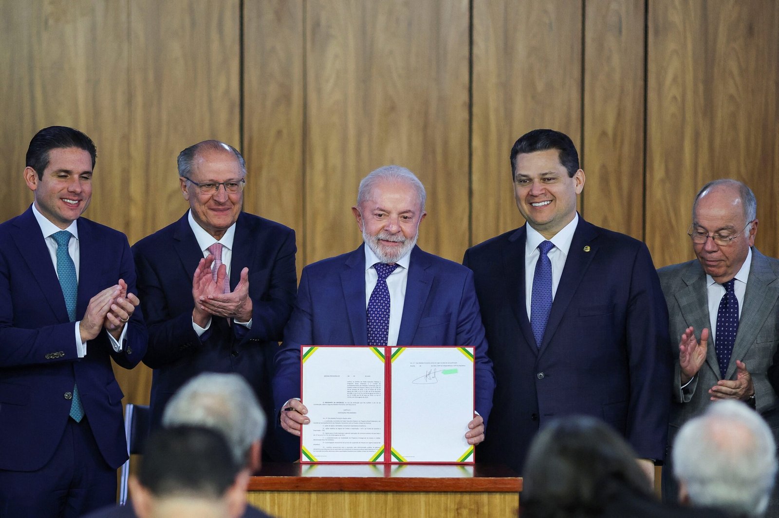 Lula lança socorro de R$ 30 bilhões a empresas afetadas por tarifas dos EUA