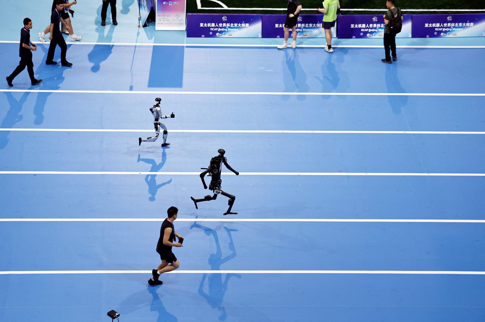 Robôs competem em esportes e desafios nas Olimpíadas da China