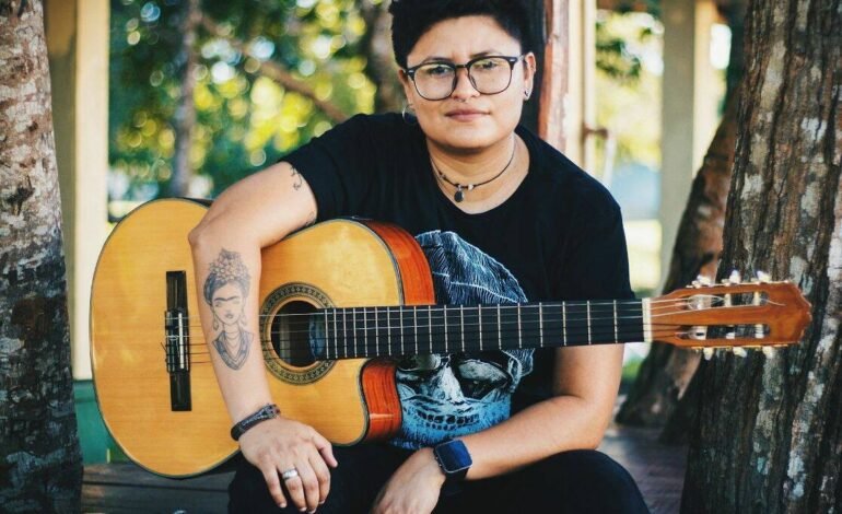 Michele Maycoth interpreta Maria Gadú em show acústico