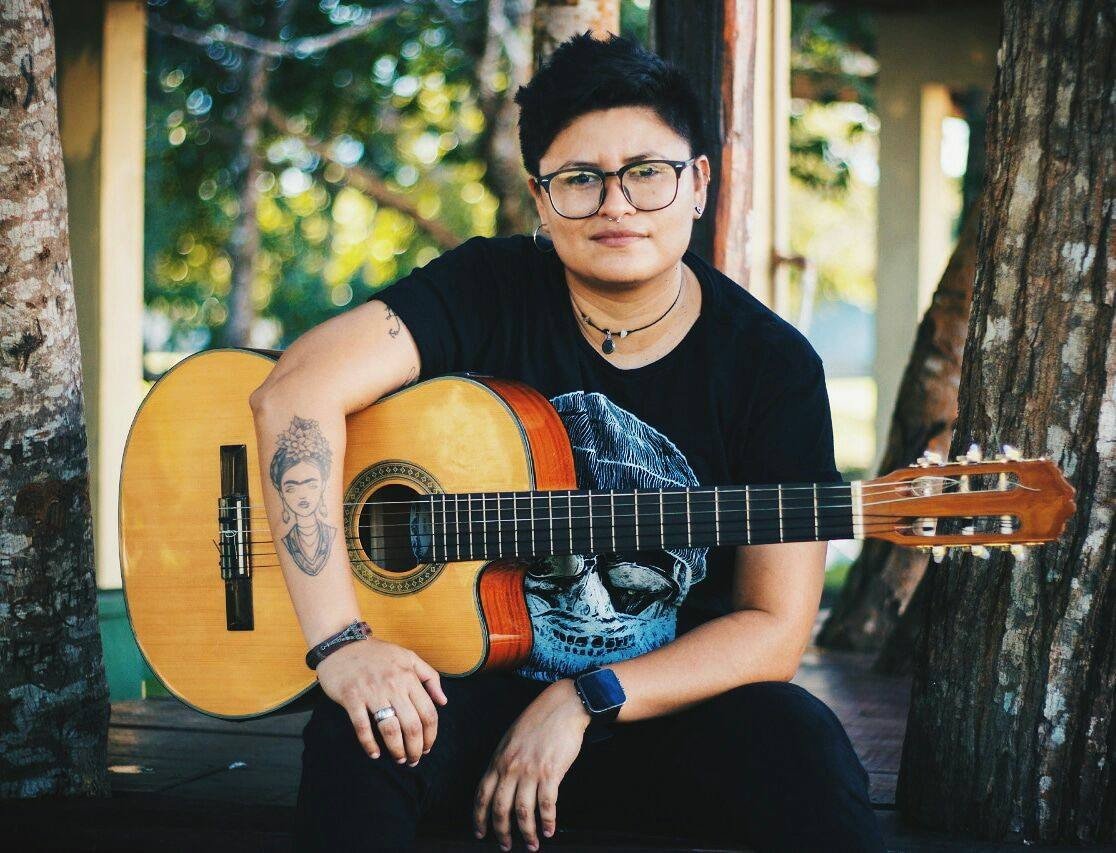 Michele Maycoth interpreta Maria Gadú em show acústico