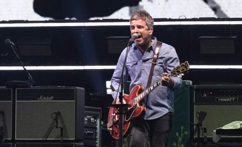 Oasis emociona fãs em retorno emocionante aos palcos