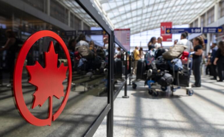 Greve de comissários impacta voos da Air Canada no Brasil
