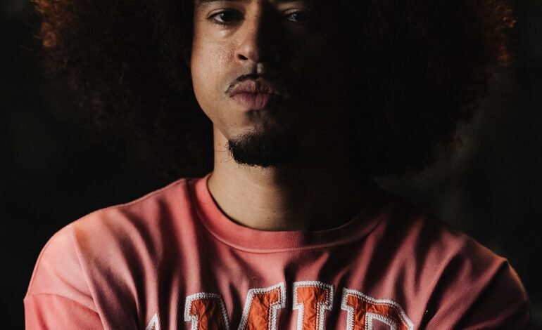 O rapper L7nnon lança nesta segunda-feira (26) o