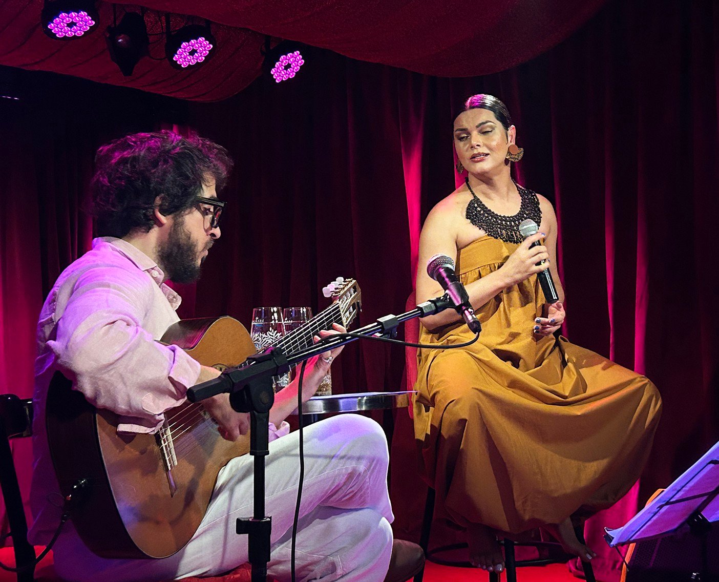 Assucena e João Camarero reavivam clássicos em show no Clube Manouche