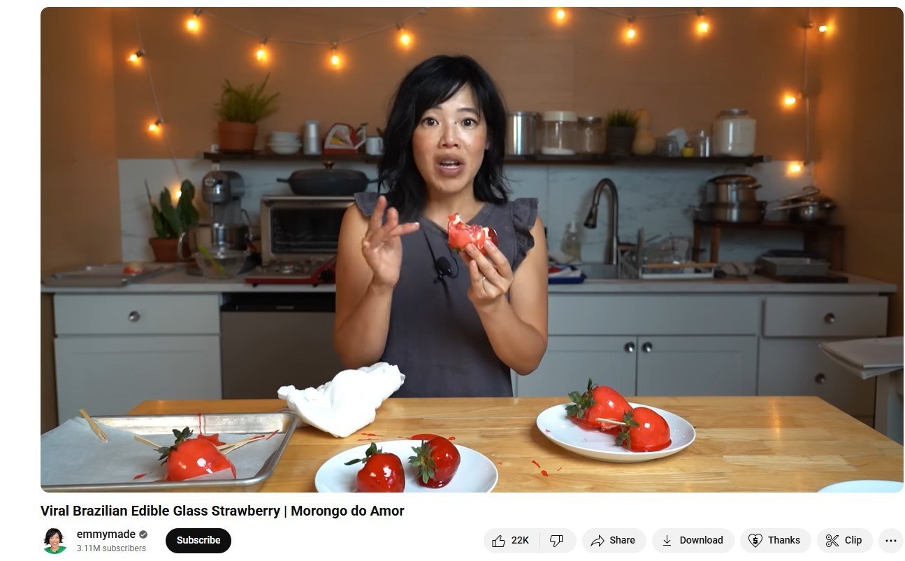 Youtuber americana viraliza ao fazer morango do amor Reprodução/Youtub
