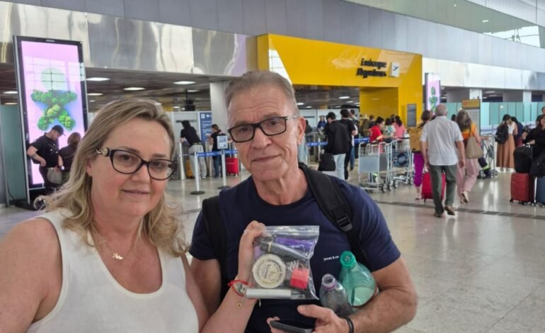 Passageiros com embalagem plástica para colocar líquidos no