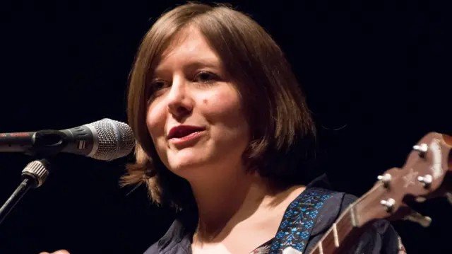 Cantora britânica combate álbuns falsos por IA no Spotify