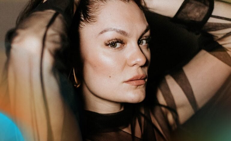 Jessie J supera cirurgia e confirma presença no The Town