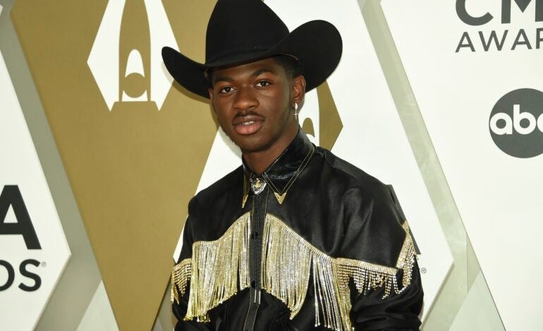O rapper americano Lil Nas X foi liberado da prisão na tarde de