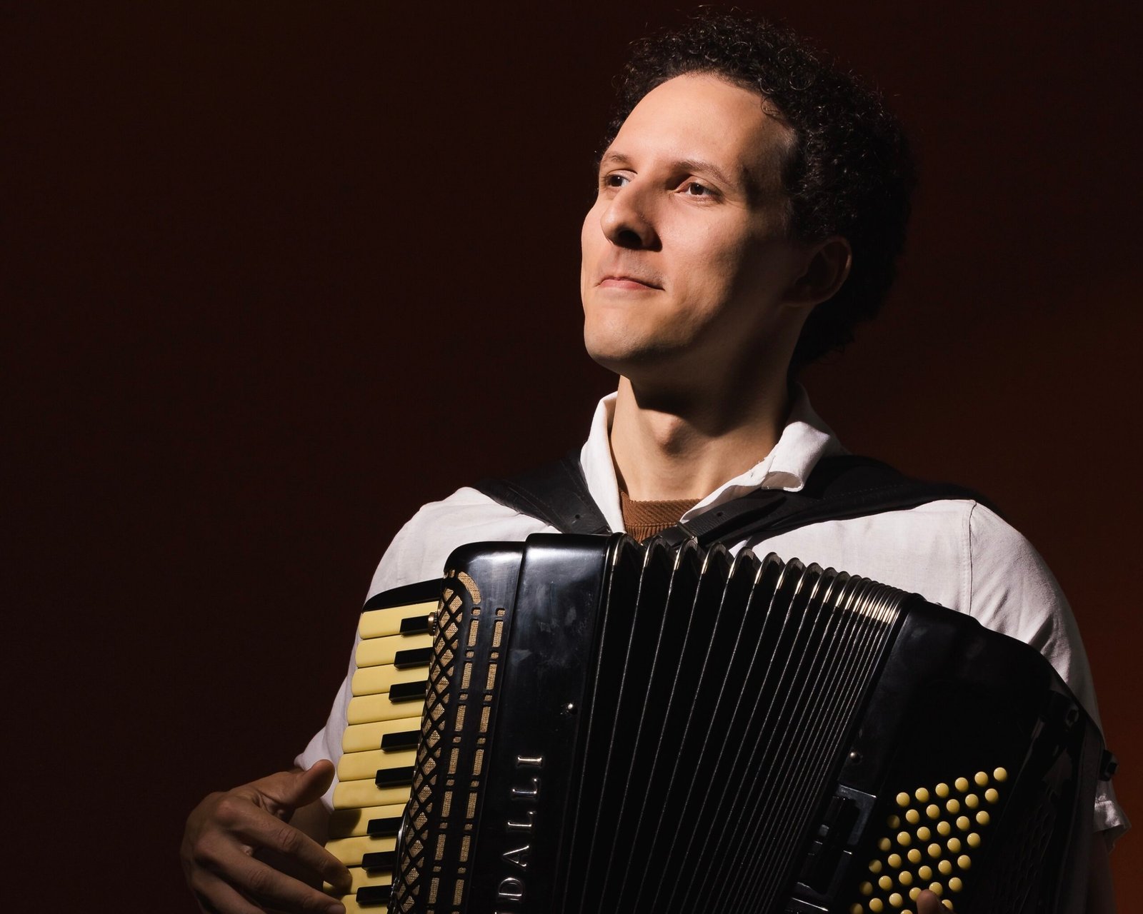 Pablo Moura leva baiões e frevos ao mundo com álbum autoral