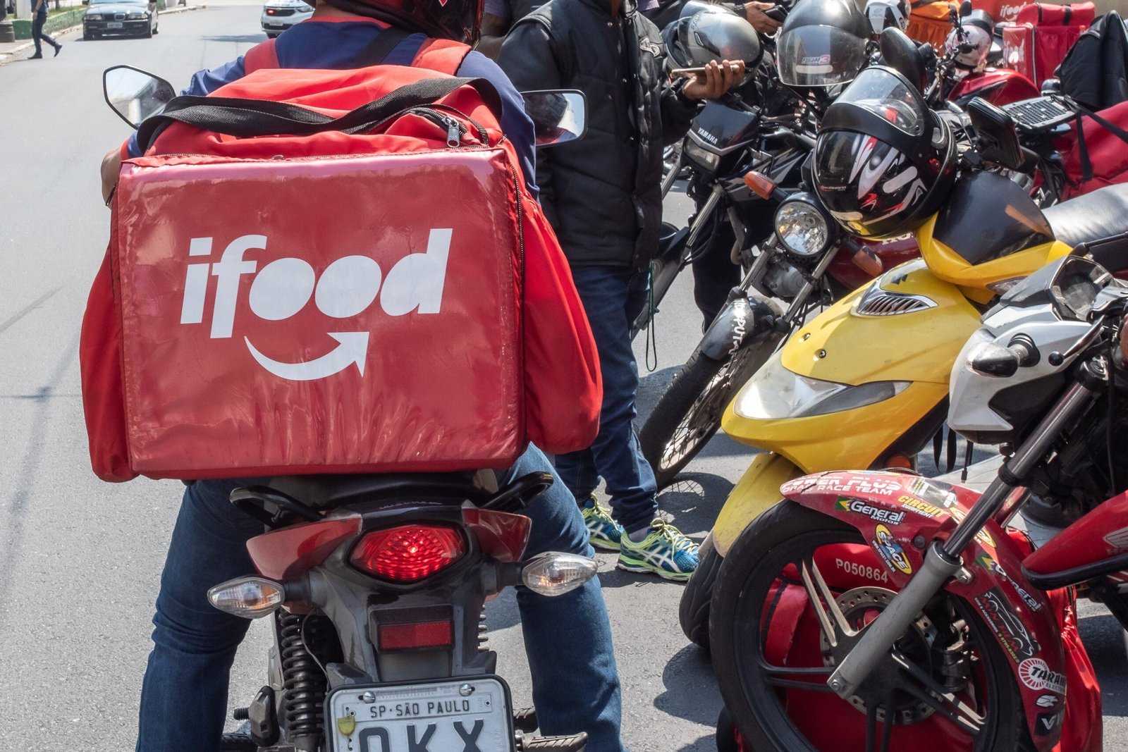 iFood e Mottu oferecem aluguel de motos com benefícios para entregadores
