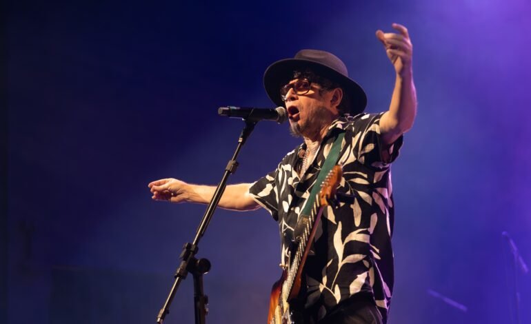 Mundo Livre S/A celebra 30 anos do primeiro álbum em show histórico