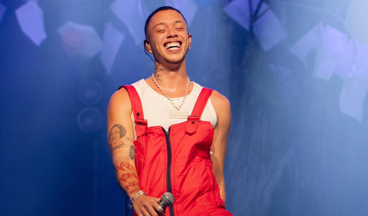 Cantor teto concede entrevista ao vivo no podcast de música