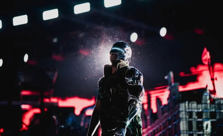 The Weeknd surpreende fãs com capacete em show no Allianz Parque