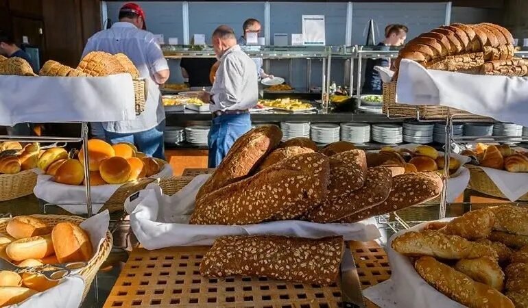 Desperdício global em buffets de café leva à mudanças sustentáveis
