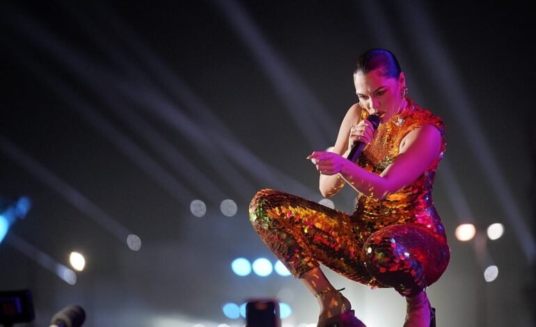 A cantora Jessie J anunciou o cancelamento dos