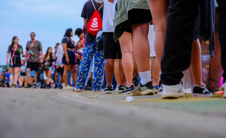 Fãs formam enormes filas por brindes no Lollapalooza 2026