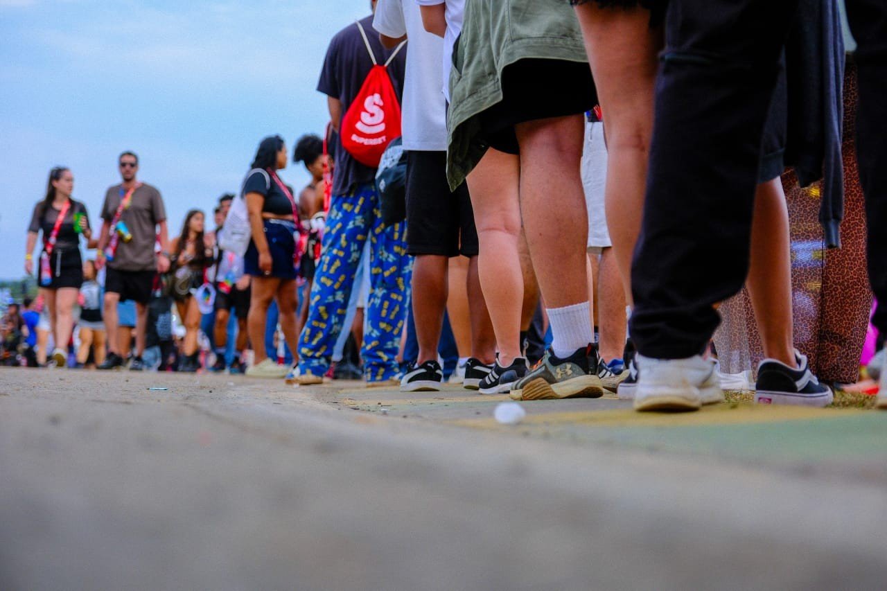Fãs formam enormes filas por brindes no Lollapalooza 2026