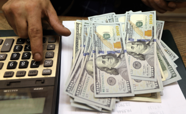 O dólar abriu o pregão desta sexta-feira (5) em queda