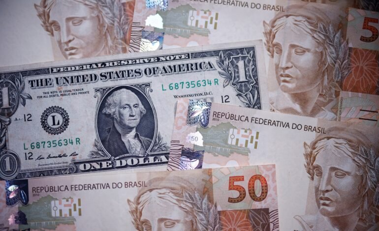 O dólar abriu a sessão desta terça-feira (23) com atenção