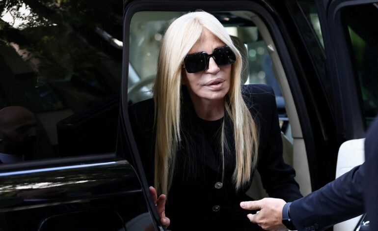 O estilista italiano Giorgio Armani foi velado neste
