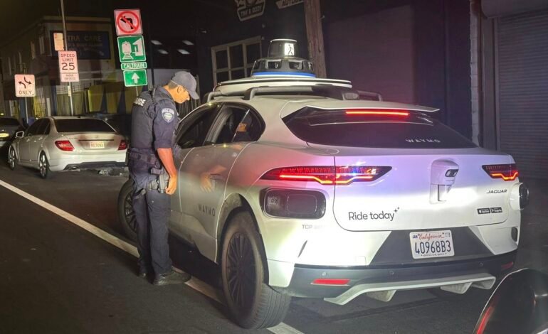 Um táxi autônomo da Waymo foi abordado pela polícia em