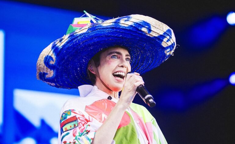 Adriana Partimpím alterna músicas dos quatro álbuns no