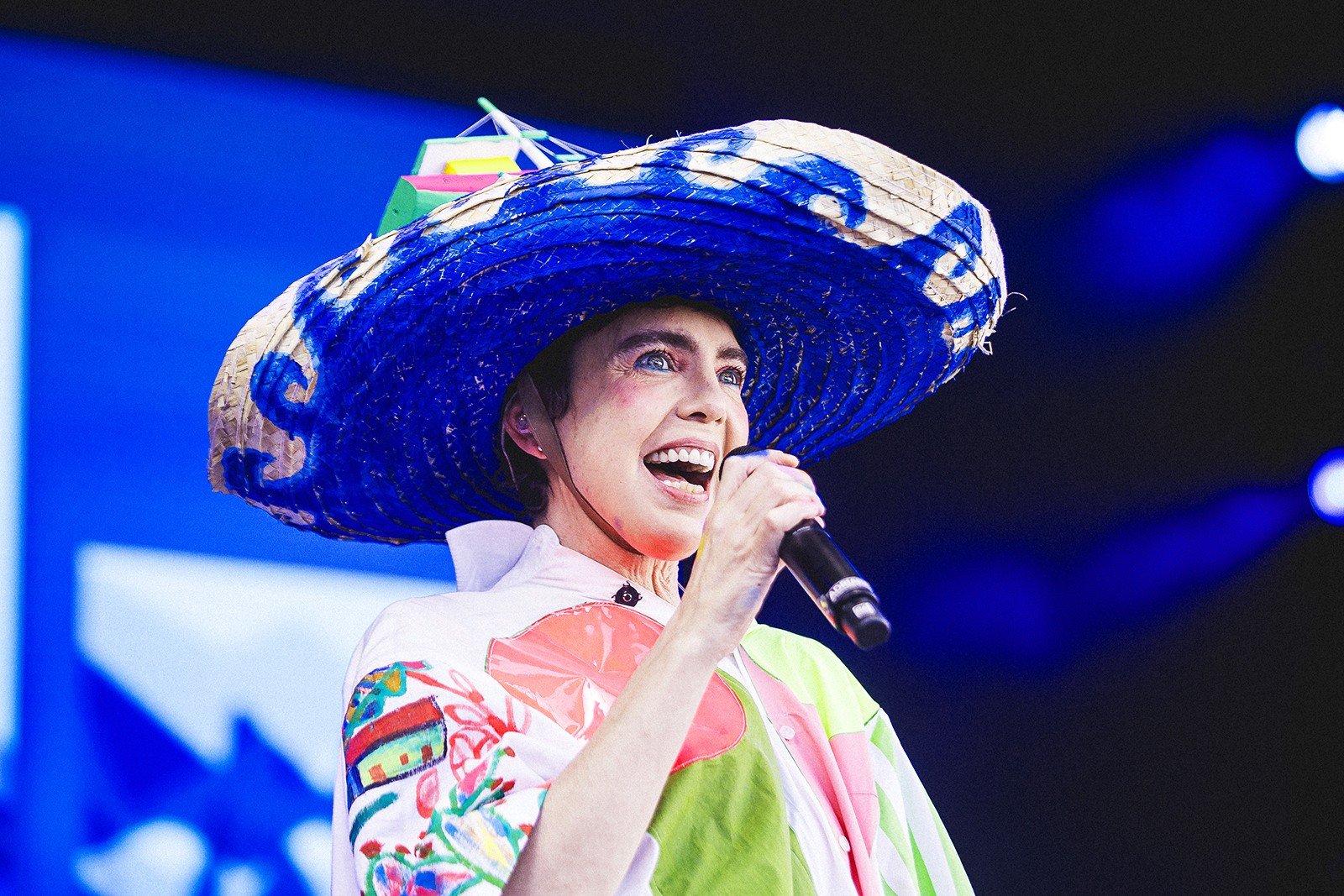 Adriana Partimpím alterna músicas dos quatro álbuns no