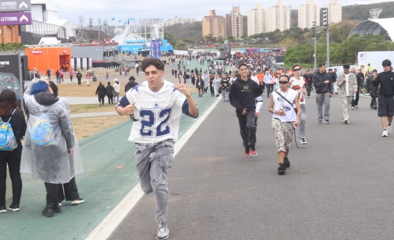 Fãs participam do primeiro dia do festival the town 2025 em