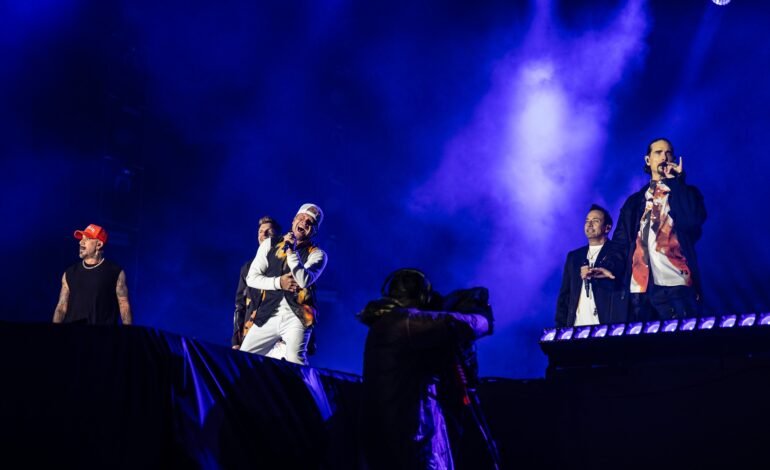 Os Backstreet Boys se apresentaram nesta sexta-feira (12)