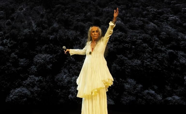 Maria Bethânia apresentou no domingo, 14 de setembro