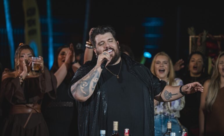 O cantor sertanejo Panda, em parceria com Ícaro