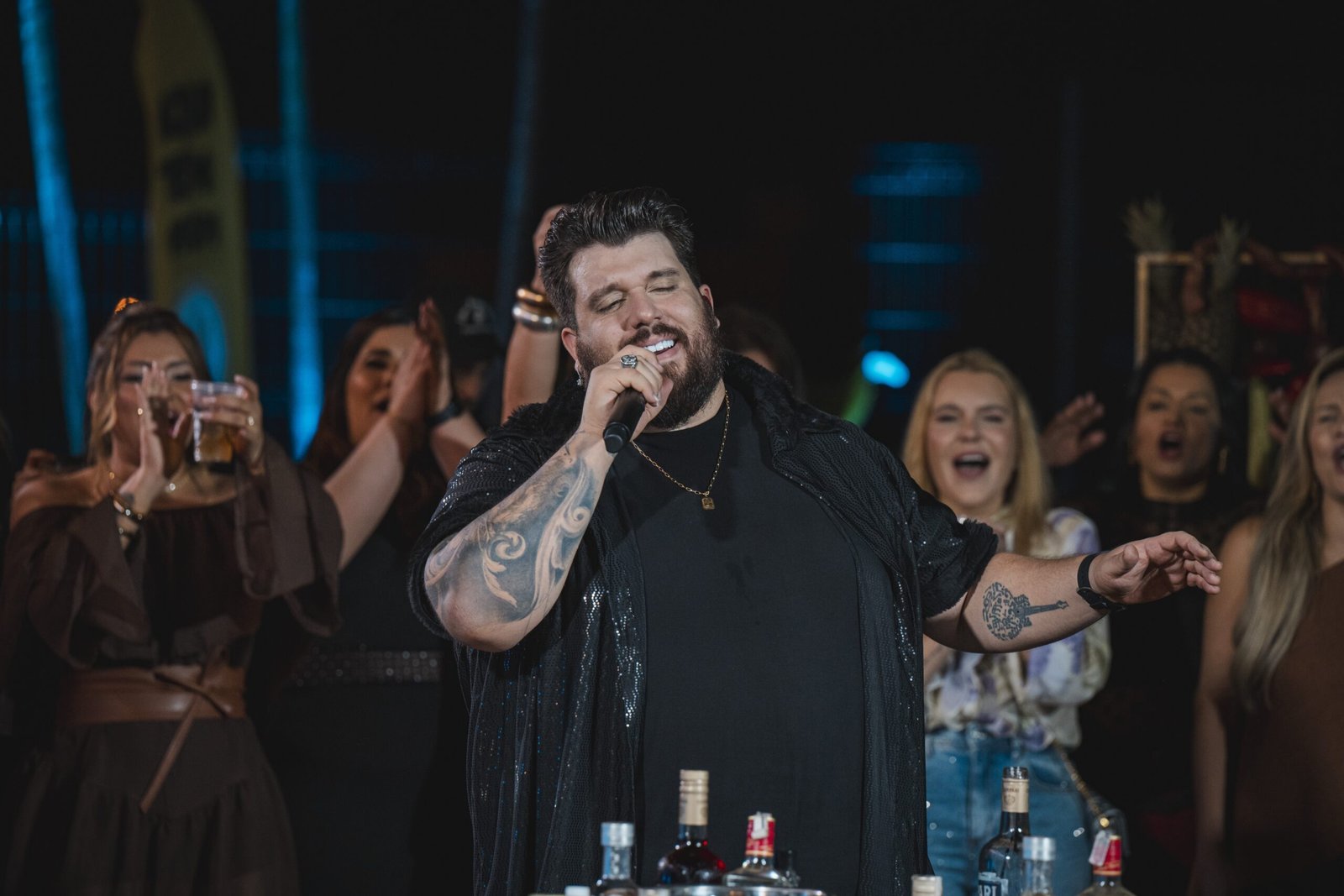 O cantor sertanejo Panda, em parceria com Ícaro