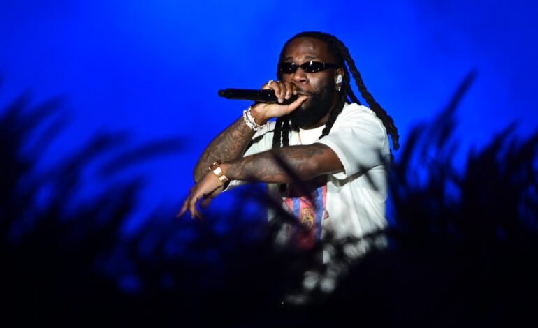 No sábado (6), Burna Boy se apresentou no festival The