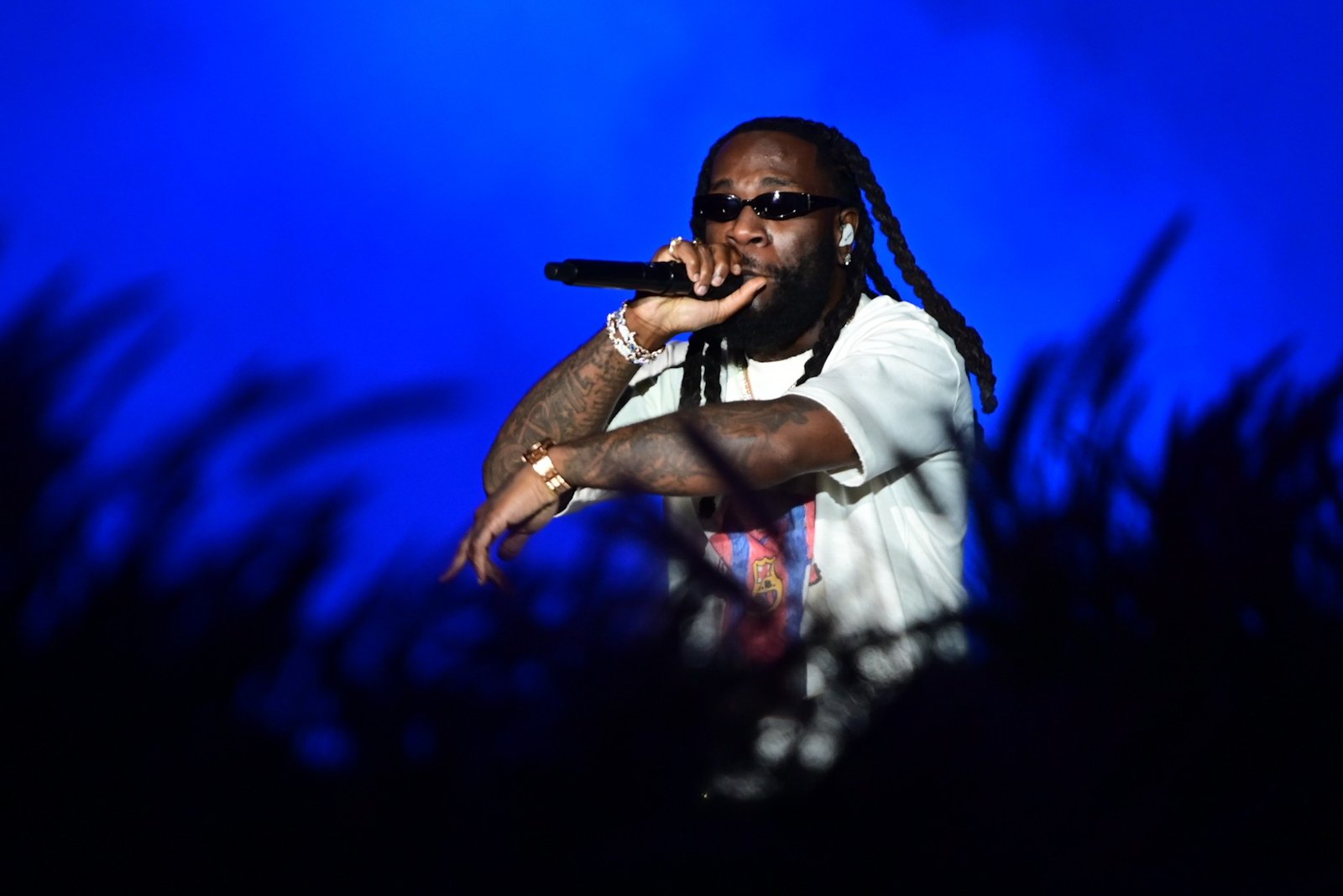 No sábado (6), Burna Boy se apresentou no festival The