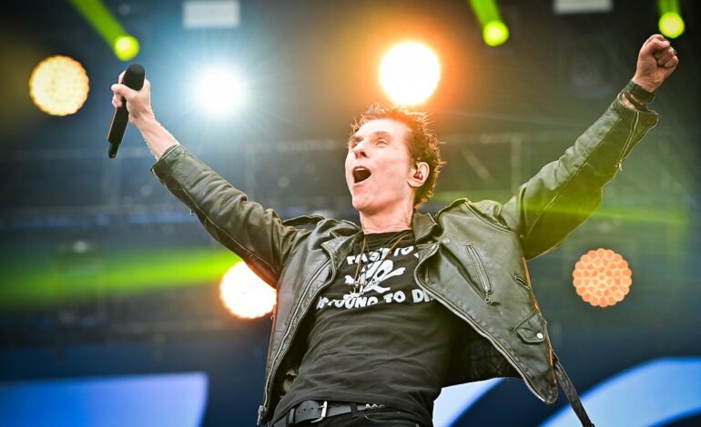 Green Day troca letra de ‘American Idiot’ para