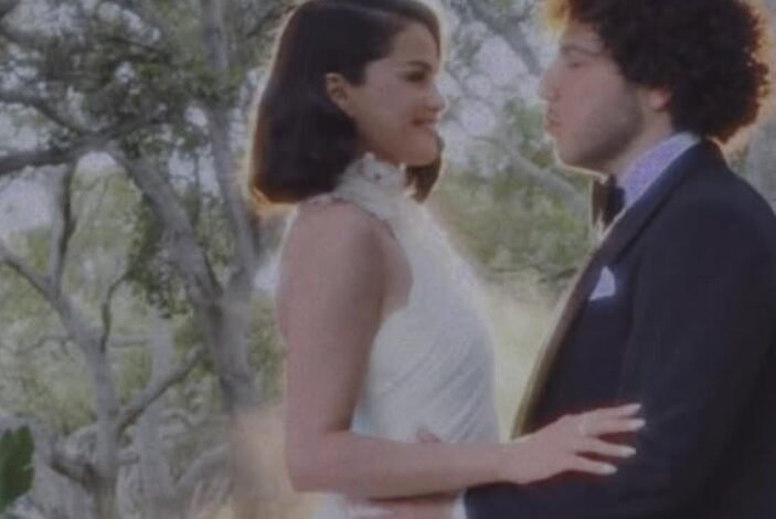 Selena gomez e benny blanco oficializam casamento neste sába