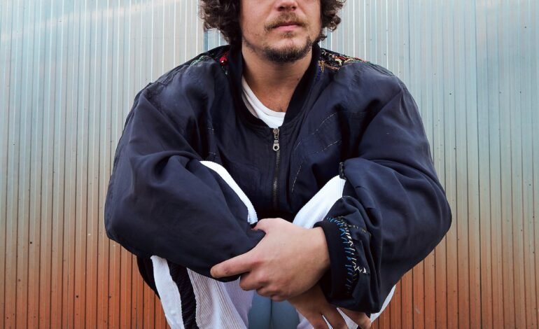 O cantor e compositor carioca Chico Chico lança