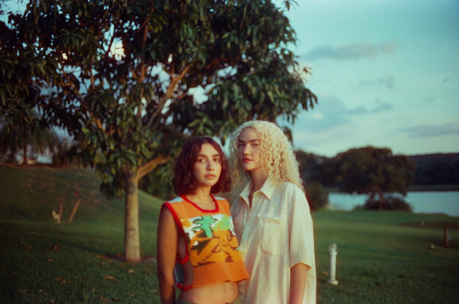 A dupla Anavitória lançou na noite de terça-feira