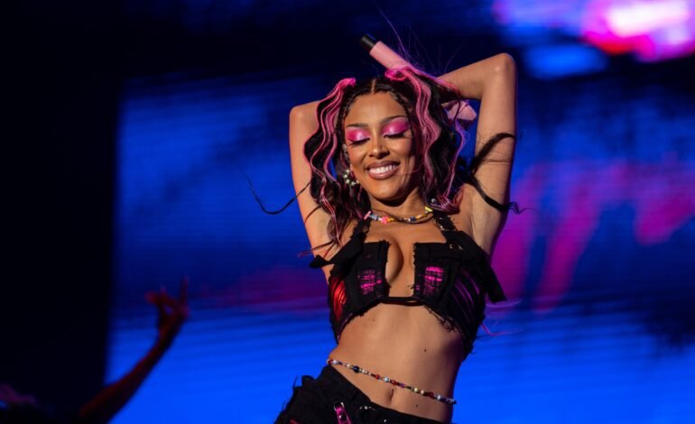 A cantora Doja Cat anunciou a realização de um show