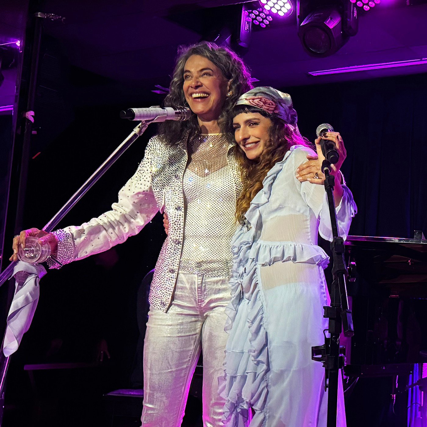 Simone (à esquerda) se harmoniza com Duda Brack ao participa