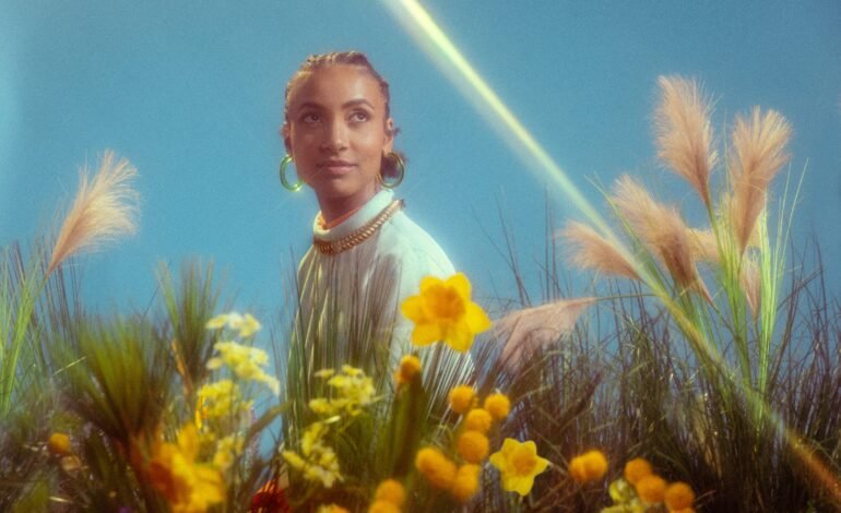 A contrabaixista e cantora Esperanza Spalding retorna ao