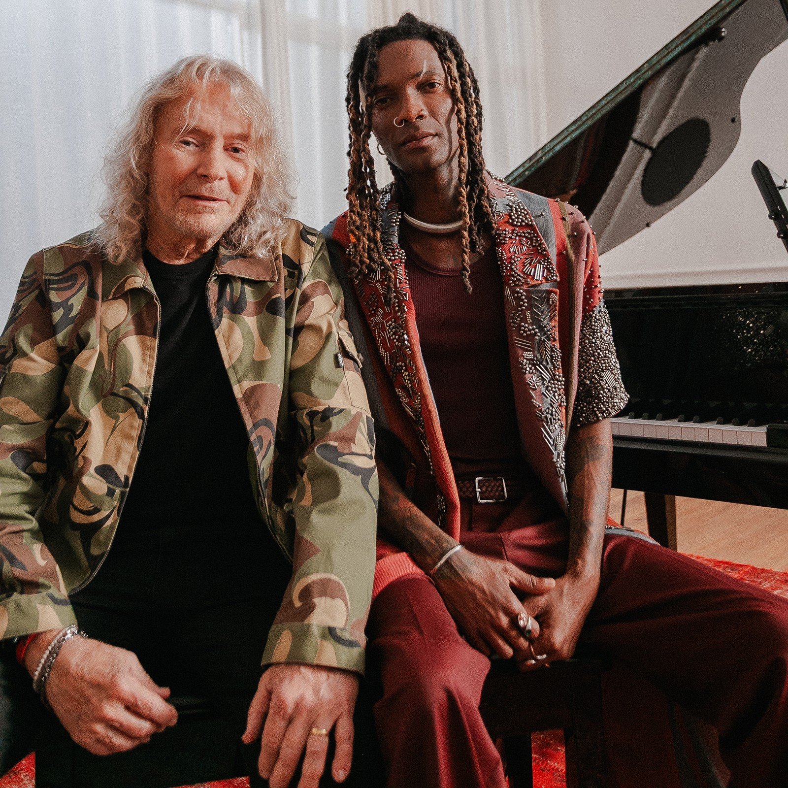 O pianista e cantor Jonathan Ferr lança nesta