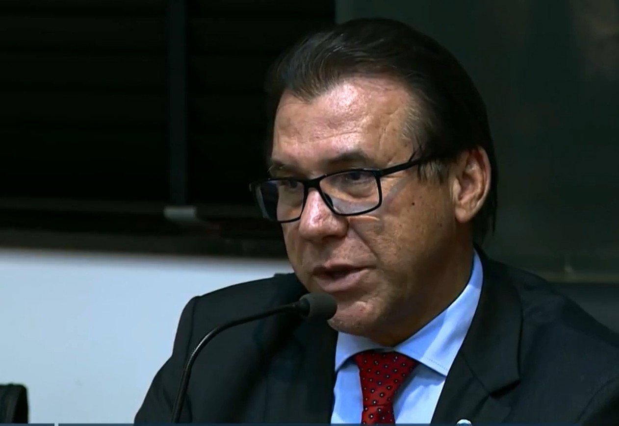 Coordenadores deixam cargos após ministro revisar processo s