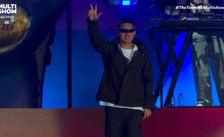 J balvin recebe mc fioti no the town 2025 e apresenta sucess