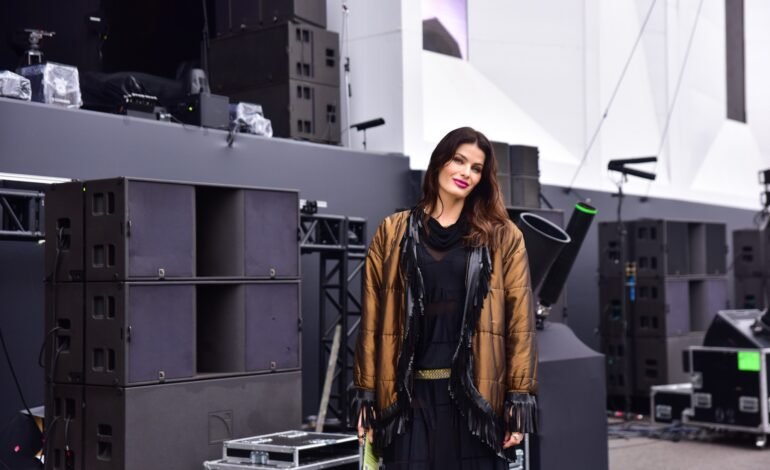 Isabeli fontana assiste a show de di ferrero no the town aco