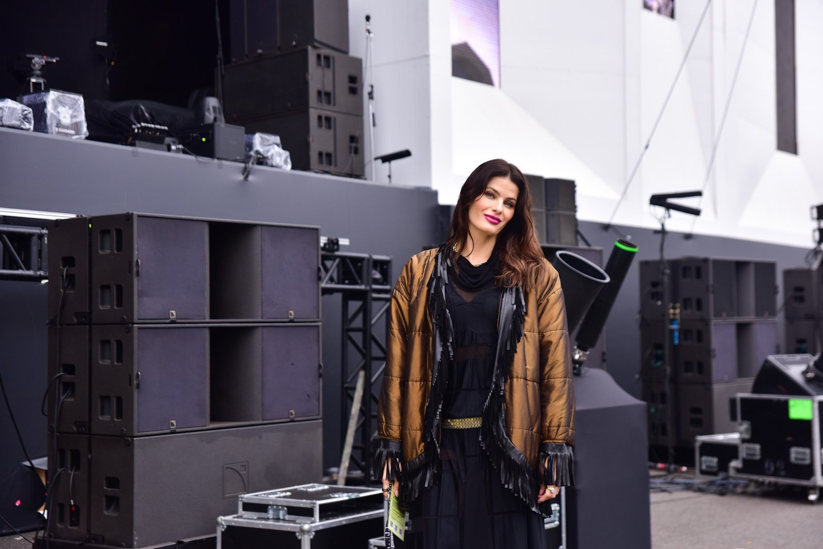 Isabeli fontana assiste a show de di ferrero no the town aco