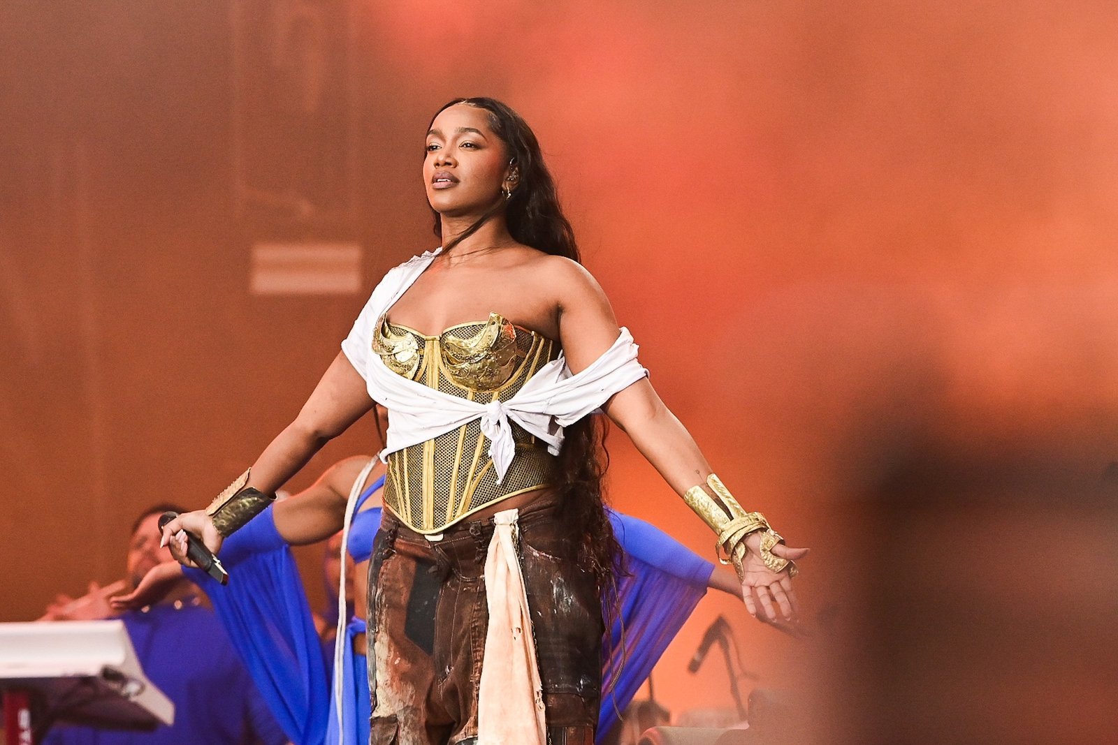 A cantora Iza se apresentou neste domingo (14) no festival