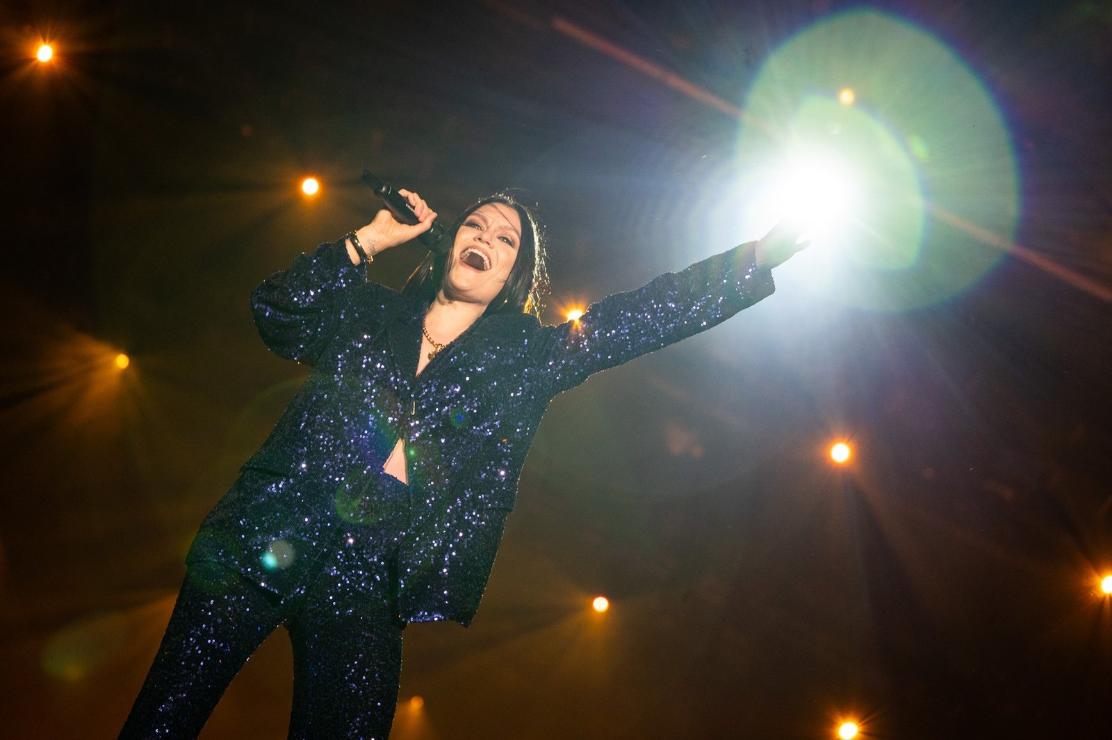 A cantora britânica Jessie J realizou um show acústico no