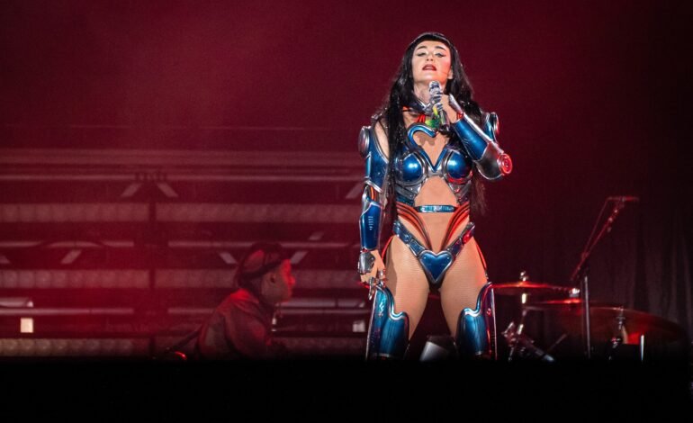 Katy Perry se apresentou no domingo (14) no festival The